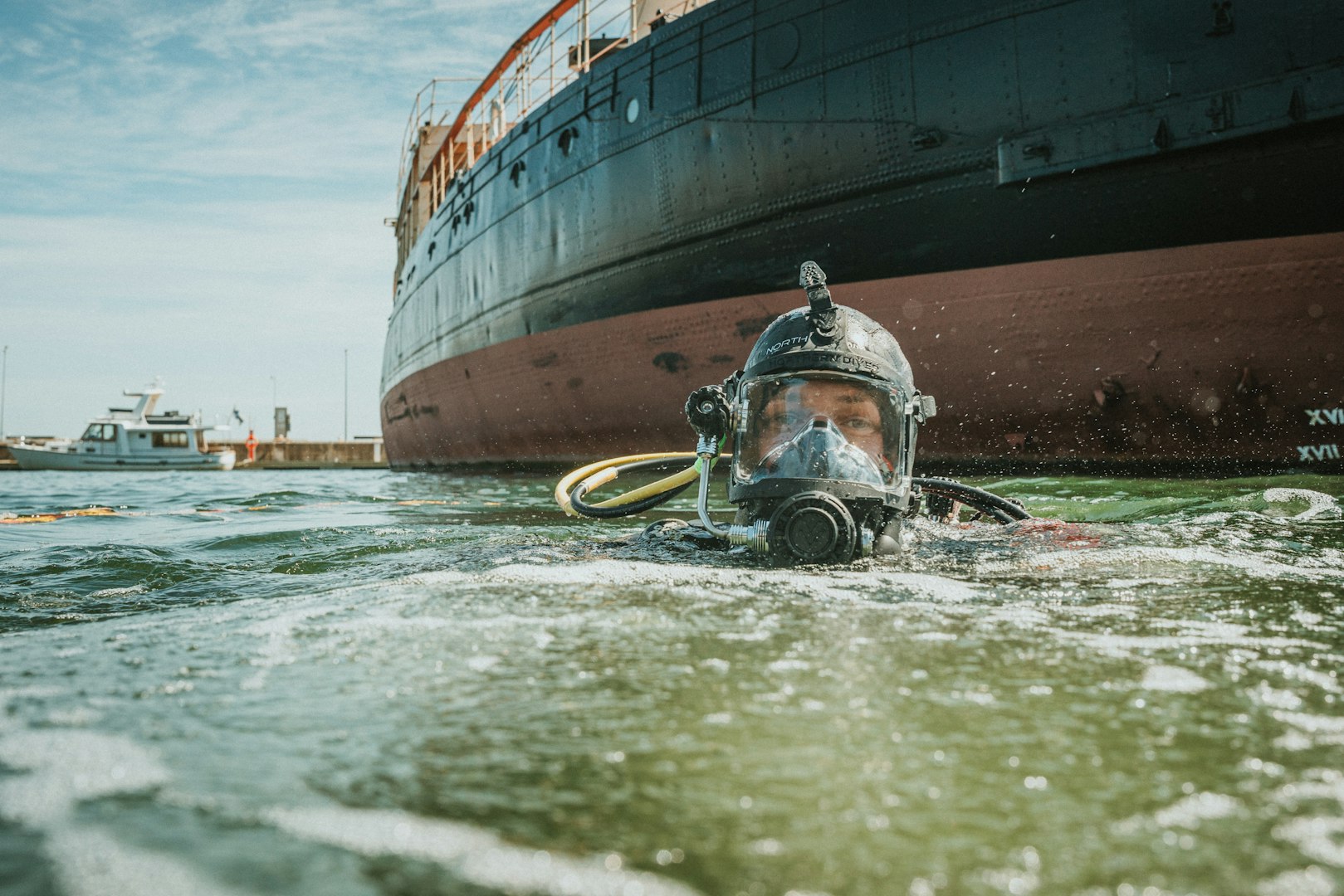 supervisor report on line the progress of the repairing of shaft sealing in recondition for screw propeller of the ocean ship commercial vessel